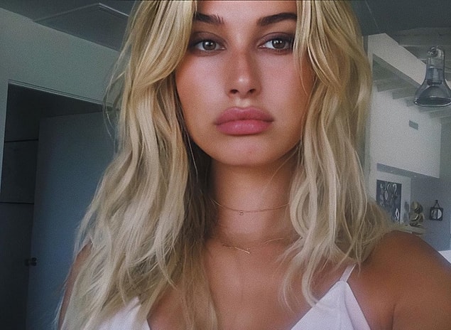 Yapılan doğru demiyoruz, ancak herkesin her halinin sonuna kadar incelendiği günümüzde sizce ünlü modelin tepkisi abartılı mı; yoksa insanların ünlüleri eleştirmeden önce biraz düşünmesi açısından bu dava bir milat olacak mı?