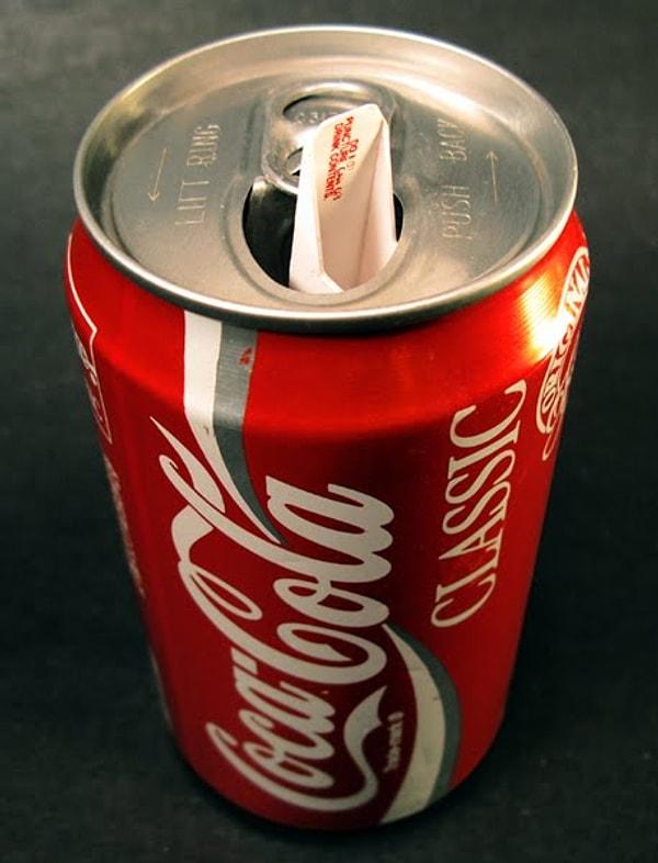 3. Coca Cola geçmişte teneke kutuların bazılarına ödüller doldurdukları bir proje başlatmıştı. Fakat müşterilerden bazıları şişenin içinin boş olduğu anlaşılmasın diye doldurulan klorlu suyu içince bu projeden vazgeçtiler.