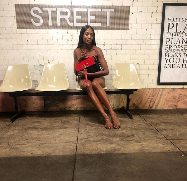 Bu da hanım hanımcık metronun gelmesini bekliyorum pozu👇