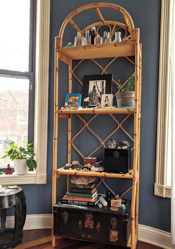 7. "Это одна из моих любимых находок. Книжная ротанговая полка 1970-х годов за $7,99."