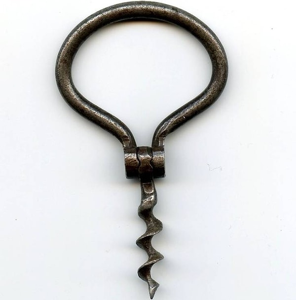 9. Это кованый штопор первой половины 19 века. Смотрится отлично и все еще в рабочем состоянии.