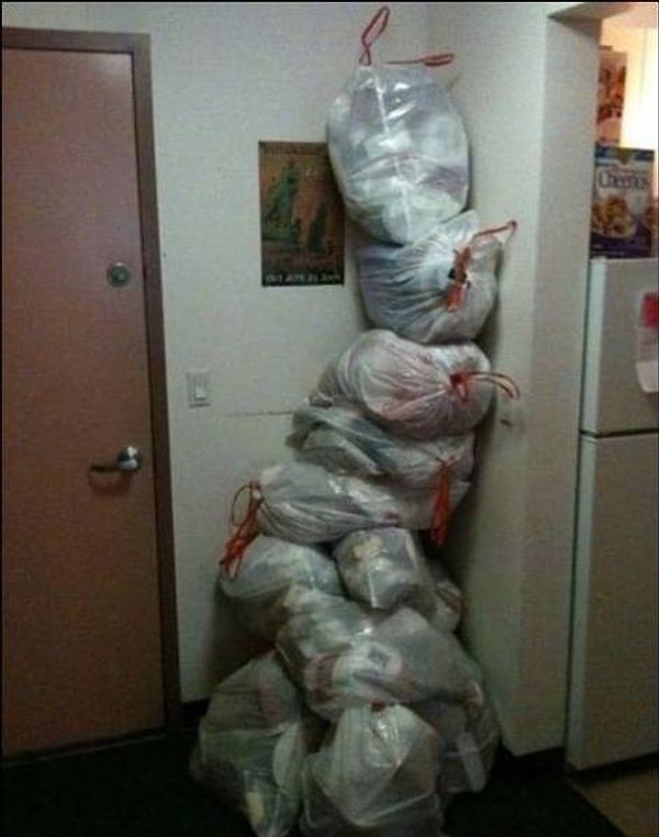 5. Зачем выносить мусор каждый день, если можно вынести раз в месяц оптом?