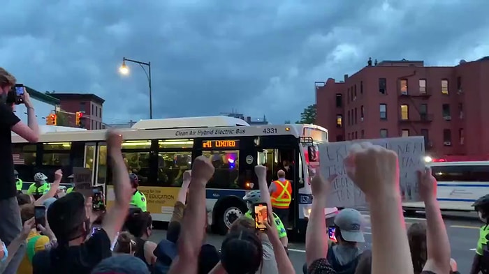 New York'ta Tutuklanan Protestocuları Taşımayı Reddeden Otobüs Şoförü Dakikalarca Alkışlandı