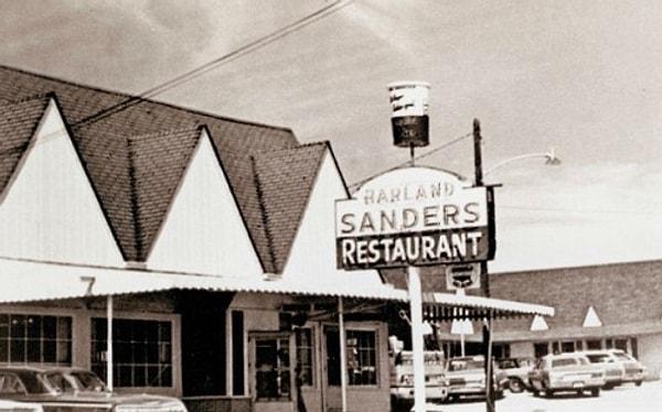 Corbin isimli şehirde bir benzin istasyonu, kafe ve motel satın alan Sanders, benzin almaya gelen müşterilere yemek servisi sağlıyor. Lezzetli yemekleri sayesinde kısa bir sürede ün kazanıyor.
