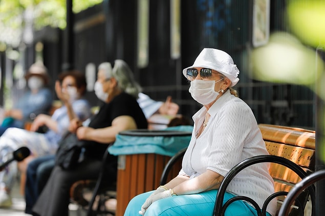 Sokağa çıkma yasağı 20'den 18 yaşa indi, 65 yaş üstü için devam