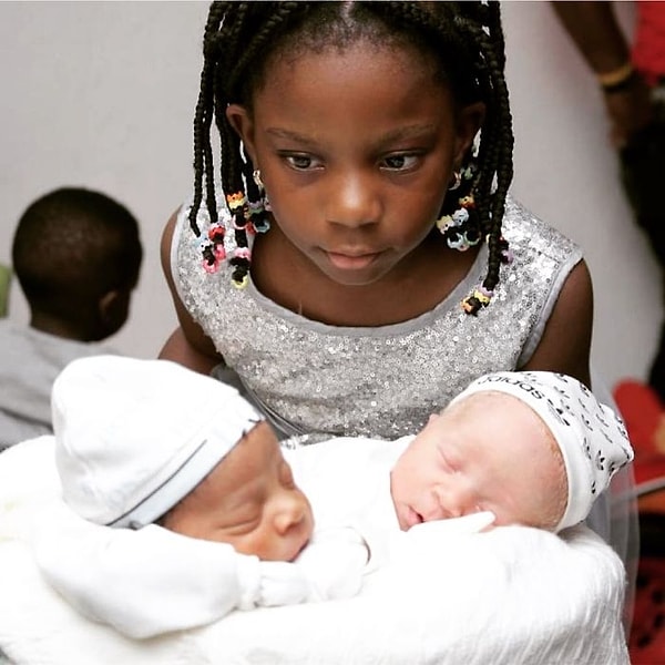 Близнецы не выглядели одинаково: один был темнокожим, а другой белым