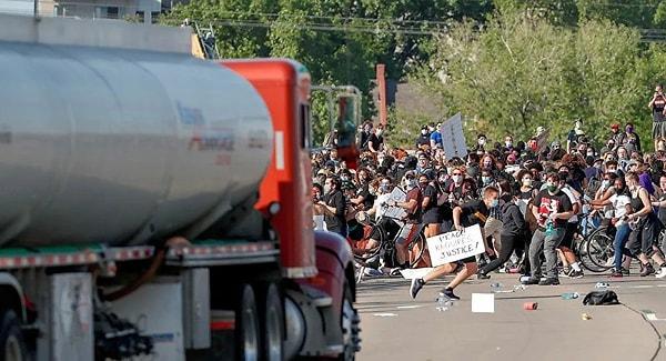 Minneapolis’te protestoların yapıldığı otobanda bir tanker binlerce göstericinin bulunduğu alana daldı.