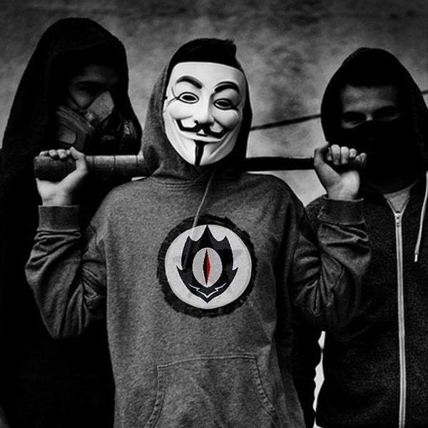 4. Anonymous isimli aktivist hacker grubu George Floyd'un ölümünden sorumlu polislerin yargılanmaması durumunda adaleti yerine getireceğiz ve yetkililerin birçok suçunuzu açığa çıkaracağız açıklamasını yapmıştı.