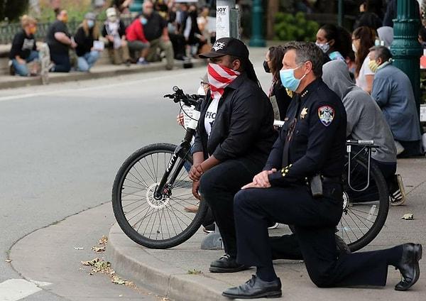 2. Santa Cruz, CA'da gösteri sırasında barışçıl protestocularla birlikte diz çöken amir:
