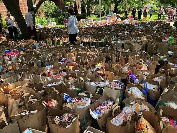 5. Minneapolis'de protestocuların marketleri yağmalandıktan sonra elde ettikleri gıdalar paketlenerek ihtiyacı olan insanlar için bu şekilde yola bırakıldı.