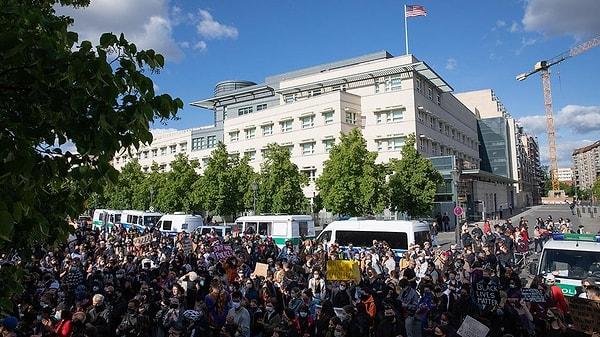 9. Almanya, Berlin’deki Amerikan büyükelçiliği önünde yapılan protesto: