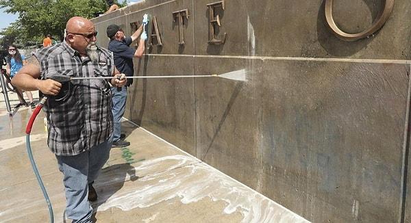 16. Utah Eyaleti Meclis Binası'nda gönüllüler duvar yazılarını temizlerken: