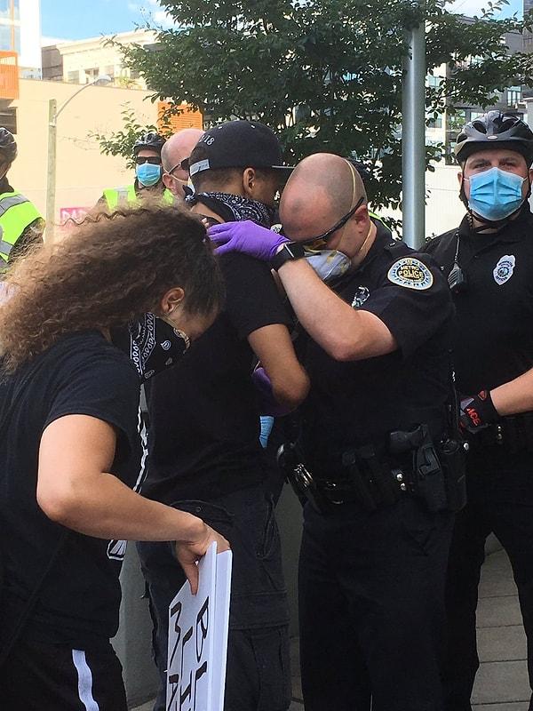 18. Nashville'de bir protestocuya sarılan polis memuru"