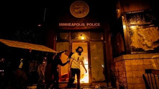 "Minneapolis Emniyet Müdürlüğü ise bir memurun bunu ancak karşı taraf 'aktif olarak direniyorsa' uygulayabileceğini belirtiyor."