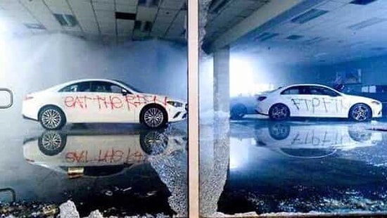 100 Binlerce Dolarlık Mercedes'leri Yakıp Kullanılamaz Hale Getiren Protestocular