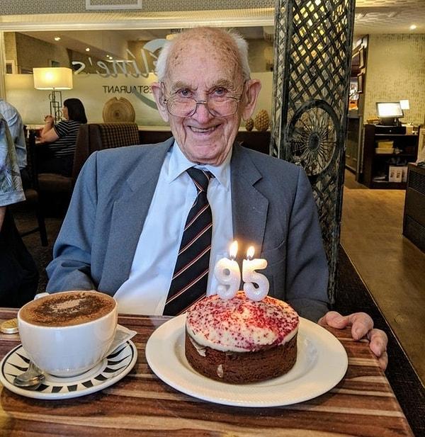 14. "Birkaç gün önce 95 yaşına giren dedem, 'En azından artık erken ölmekten korkmayacağım.' dedi."