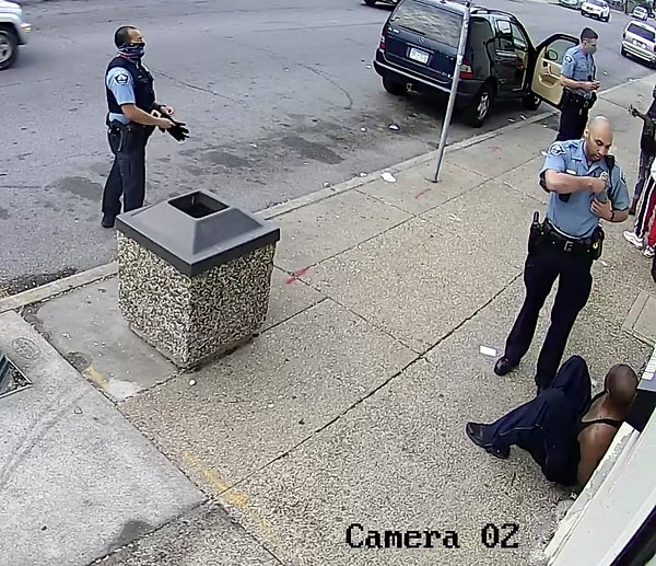 Полицейский надел наручники на руки Флойда сзади и прислонил его к стене ресторана: "Как тебя зовут?" - спрашивает он."