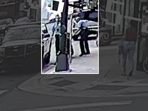 Через 6 минут после этого ареста полицейские снова отводят Флойда к его машине.