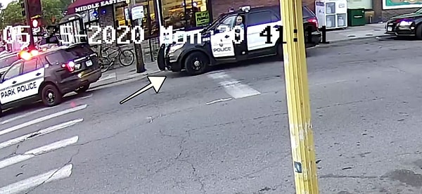 После ареста проходит 9 минут, и на место происшествия прибывает третья и последняя полицейская машина.