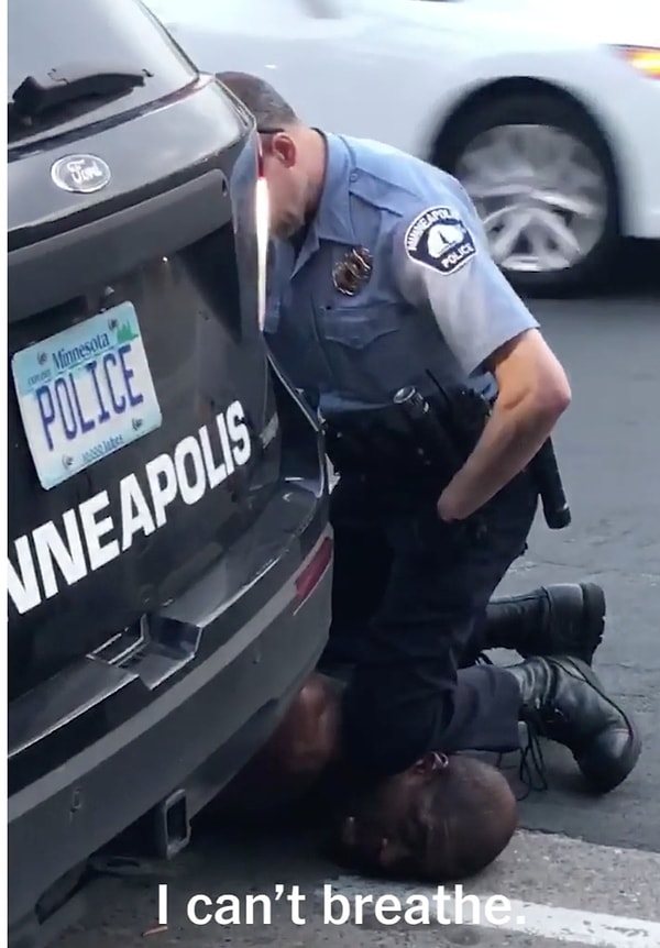 Джорджу приказывают сесть в машину, но он не может встать, потому что ему давят на шею. Ему физически не разрешают встать, несмотря на то, что он говорит: "Я поеду".