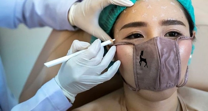 Клиника красоты в Таиланде разработала мини-маску для процедур, требующих близкого контакта