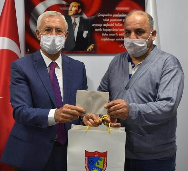 Durumdan haberdar olan İzmir Şoförler ve Otomobilciler Esnaf Odası Başkanı, Mum’a plaket verip, para ile ödüllendirdi.