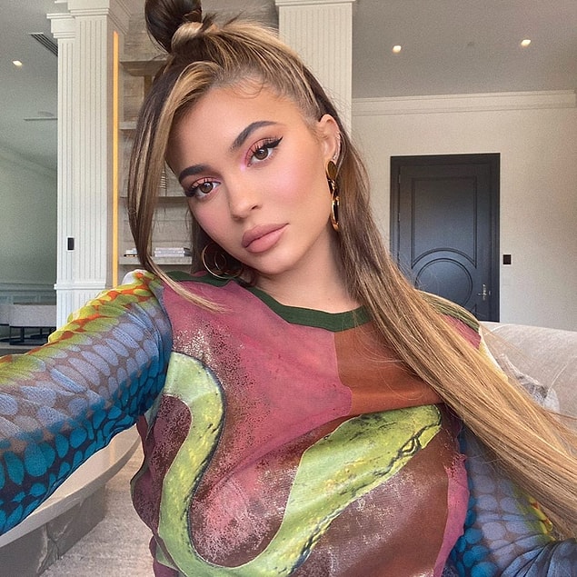 Kylie Jenner, saçlarını 90'lar sonu 2000'ler başı dönemine uygun boyatınca şeklini de ona uydurdu.