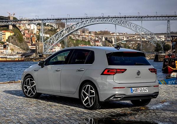 Bu sene 8.kasa modeli çıkan VW Golf'un 2020 modeli Almanya'da 19.955 Euro.