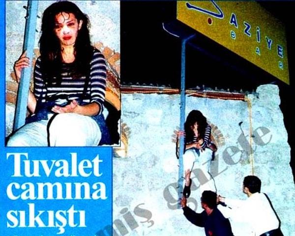 Hande Ataizi'nin gazetecilerden kaçarken tuvalet camına sıkıştığı an