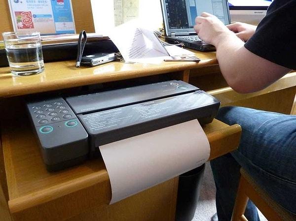 6. "Ofislerin vazgeçilmezi faks makineleri artık günümüzde kayboluyor."