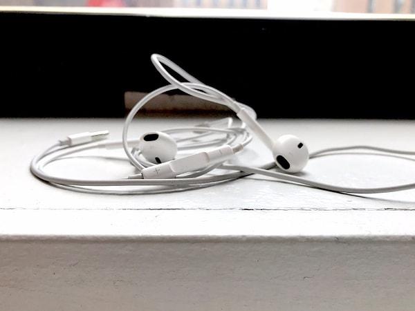 12.Kablolu Kulaklıklar: Apple Airpod'lar ve Bluetooth kulaklıkların 2020 senesinde yükselişi hızla hızla devam edecekmiş.