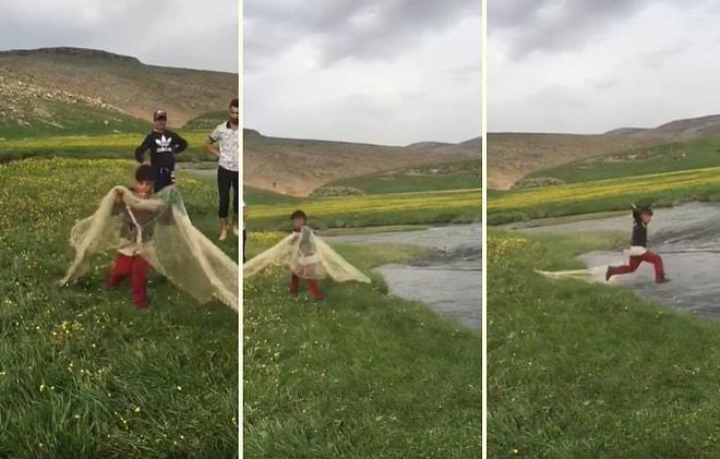 Bu İşte Bir Terslik Var: Abileriyle Balık Avına Çıkan Ufaklık Ağ Atmak İsterken Kendini Suyun İçinde Buldu