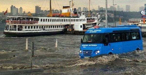 5.İstanbul’da bastıran sağanak yağış Üsküdar’da yine benzer görüntülere sahne oldu, ancak bu defa sular çekilmiyor !