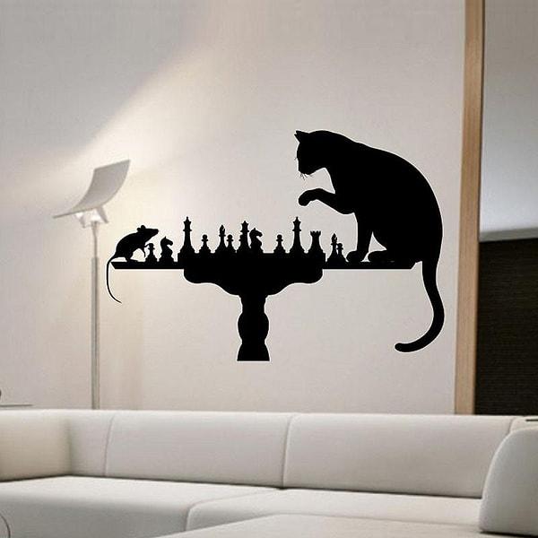 15. Bu tatlı kedi farenin satranç oyunu duvarlarınızı süsleyebilir.