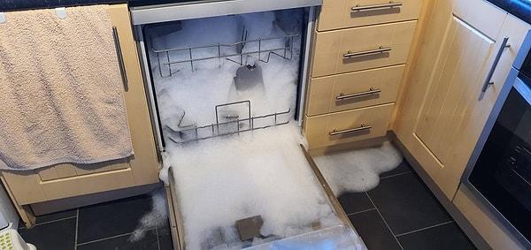 17. "Eşim konsantre sıvı bulaşık deterjanı ile bulaşık makinesini temizlemek istemiş."