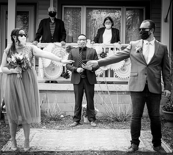 "Мы решили жениться во дворе у бабушки моей невесты, так как у нее старческое слабоумие."