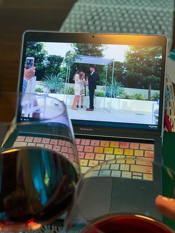 "Мой друг сказал "пошла эта корона куда подальше", вымыл руки и женился. Вот как мы поддержали его."