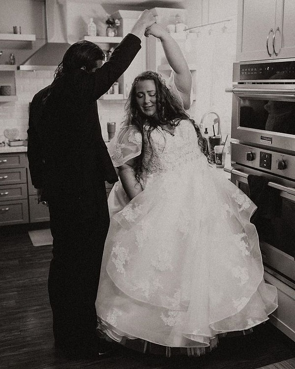 "Когда наша большая свадьба, которую мы планировали в течение нескольких месяцев, была отменена, мы решили провести свадьбу дома только с нашими семейными старейшинами."