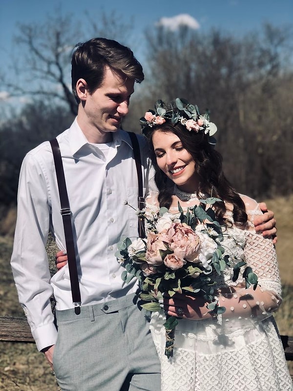 "Нам пришлось отложить нашу свадьбу на июль, но в тот день, когда мы поженились, мы отправились к нашим семьям и пожали друг другу руки издалека."