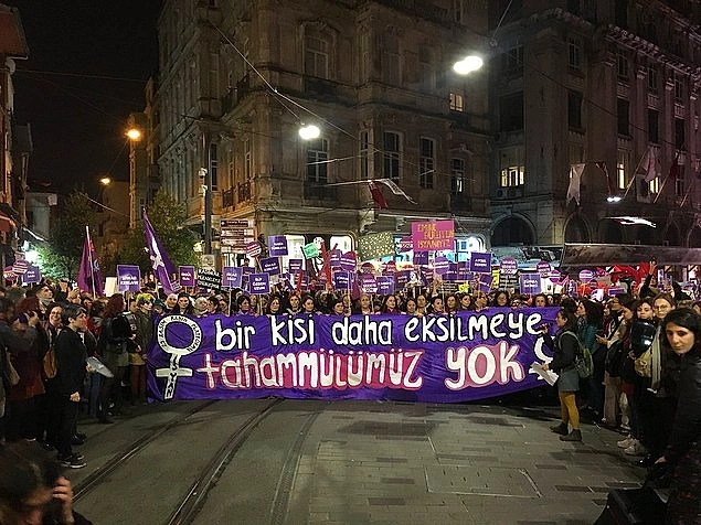 Kadınlara yönelik şiddetin, baskının yüzyıllardır bitmemesi ve önlememesiyle her yıl yüzlerce kadın erkekler tarafından öldürülüyor.
