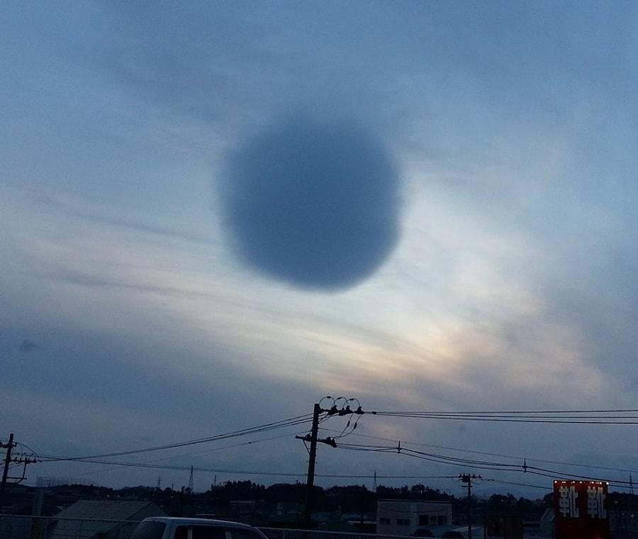 Висят шары посинели от жары. Необычное явление в Японии. Облака шаровидной формы. Круглые шарообразные облака. Белый шар над Японией.