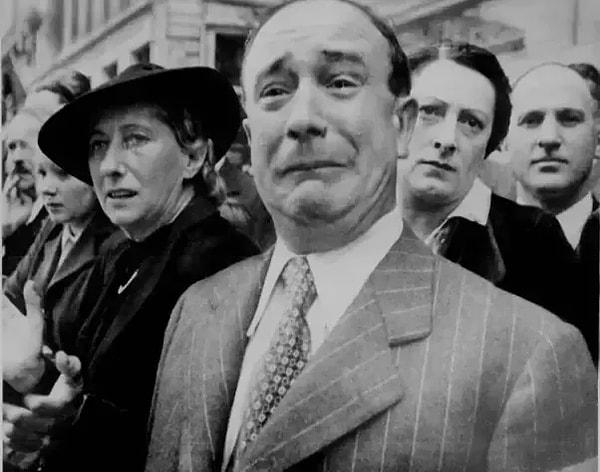 3. Fransız bir adam, İkinci Dünya Savaşı sırasında Nazilerin Paris'i işgalini izliyor.