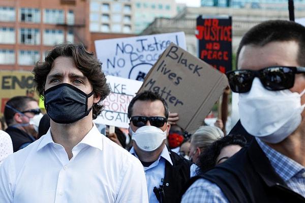 Protestoya katılan bazı göstericiler Trudeau'nun Donald Trump'a tepki göstermesi çağrısında da bulundu.
