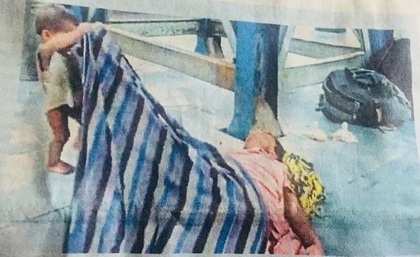 11. Annesini uyandırmaya çalışan bir bebeği konu ediniyor gibi görünen bu fotoğraf, geçtiğimiz aylarda Hindistan'da çekildi. Koronavirüs yasakları sırasında oğluyla seyahat eden 35 yaşındaki bu anne ise açlık, susuzluk ve sıcaktan istasyonda öldü. Oğlu ise öldüğünü fark etmediği için onu uyandırmaya çalışıyor.