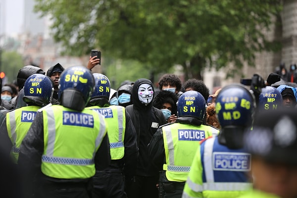 İngiltere'de protestocular Londra'da, Parlamento Meydanı'nda toplanarak "Siyahların hayatı önemlidir" anlamına gelen "Black lives matter" sloganını attı, ırkçılığa ve polis şiddetine karşı tepkilerini dile getirdi.