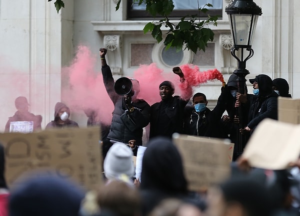 İngiliz yetkililerin, bu tür toplu gösterilerin süregelen koronavirüs salgını açısından büyük risk yarattığı yönündeki uyarılarına rağmen Londra'daki gösterilere katılım yüksek oldu.