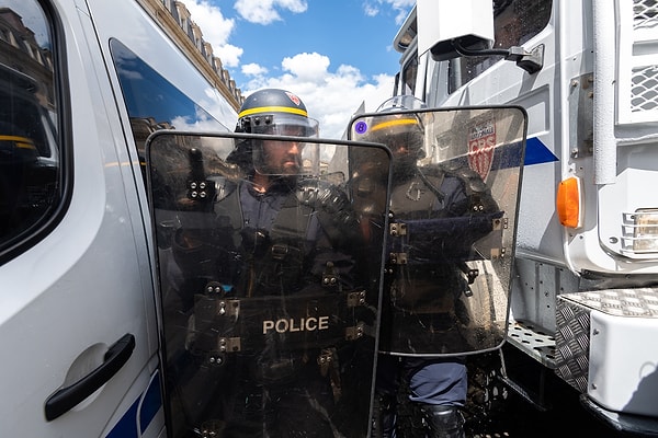 Başkent Paris’te göstericiler belirli noktalarda polis bariyeriyle karşılaştı.