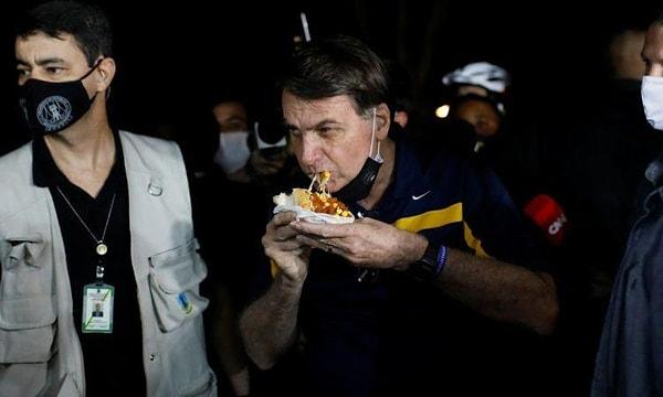 Aşırı sağcı Başkan Bolsonaro, Dünya Sağlık Örgütü'nün önerdiği sokağa çıkma kısıtlamaları ve sosyal mesafe gibi önlemleri hiçe saydığı için eleştiriliyordu.