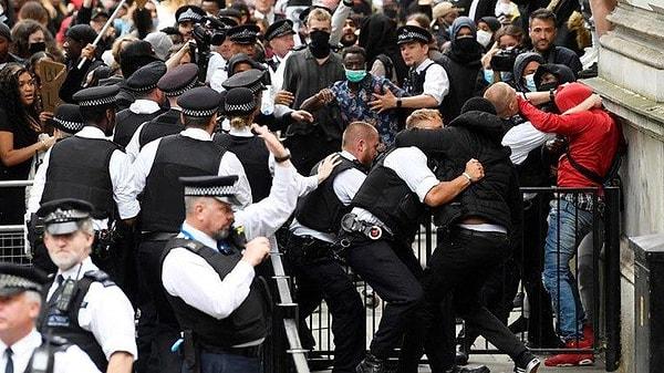 İngiltere ise protestocularla polis karşı karşıya geldi