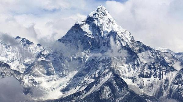 2. Çin ve Nepal, Everest Dağı'nın tepe noktasının yüksekliği üzerine 5 yıl boyunca tartışma yaşadı. Nepal dağın tepesindeki karı da yüksekliğe dahil etmek isterken, Çin sadece kayanın yüksekliğini dikkate almak istemişti. Aradaki fark 4 metreydi.